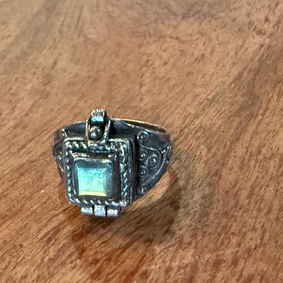 Vintage Silver Ring with Green Gemstone - Picture 1 of 7